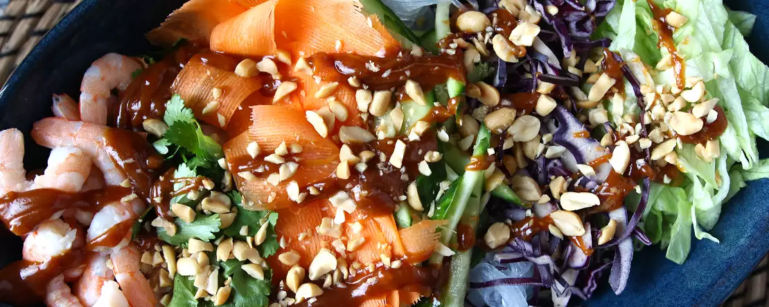 Bunter salat mit reisnudeln und garnelen und pikantem erdnussdressing