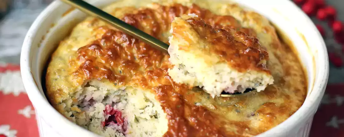 Super einfacher protein-cake mit roten früchten