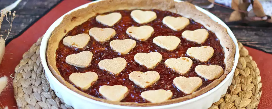 Torte mit erdbeermarmelade: klassisches mürbeteig-rezept (auch herzen)