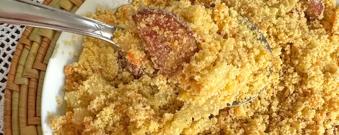 Goldene peperoni farofa mit ei und karotte