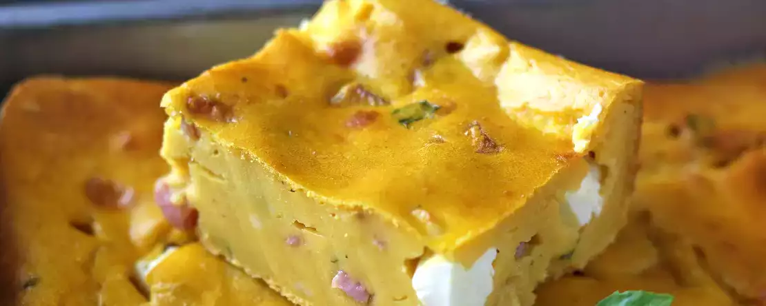 Salziger brownie mit schinken, feta und kürbis: das perfekte rezept, um eine suppe wiederzuverwenden!