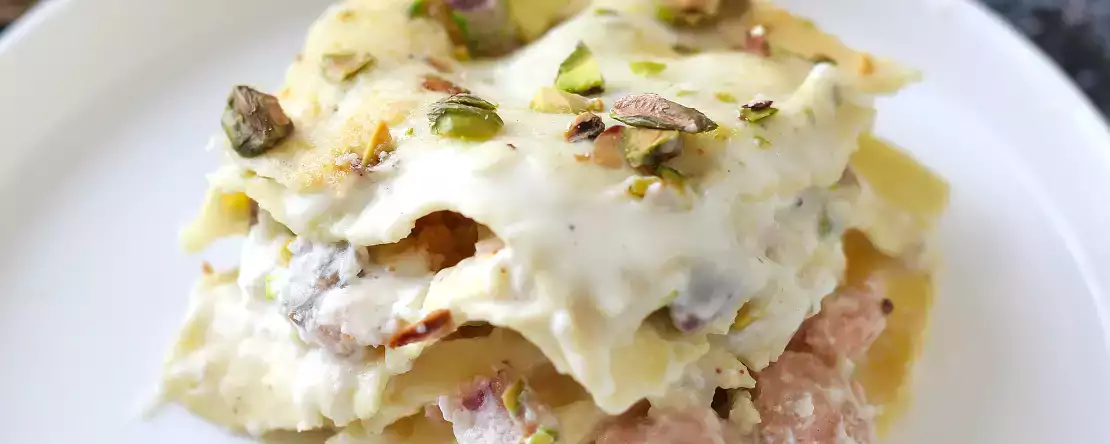 Lachslasagne mit burrata und cremigen, knusprigen pistazien