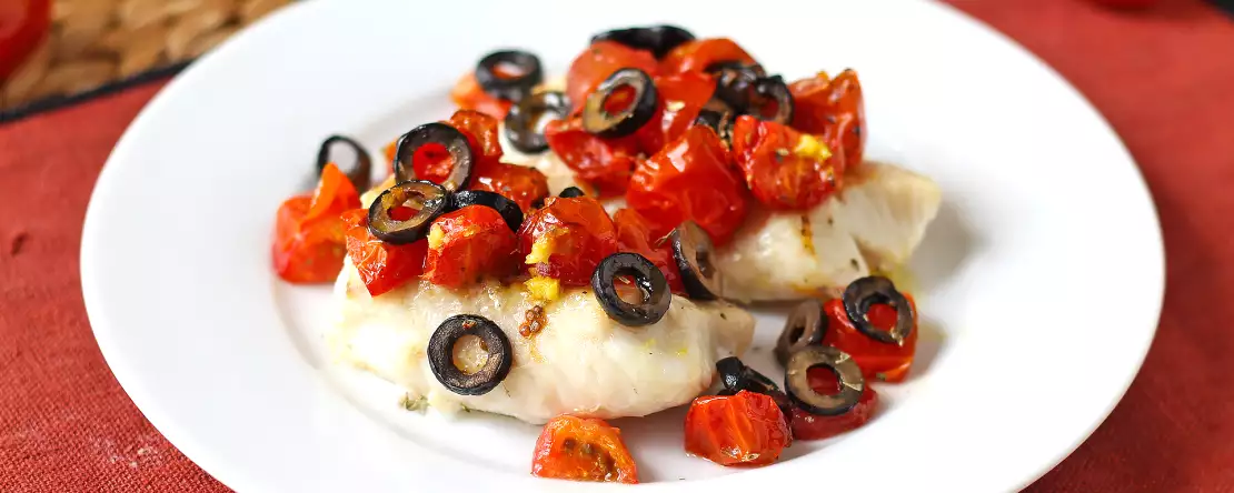 Luftgebratener kabeljau mit kirschtomaten, oliven und zitrone: leichtes und schnelles rezept