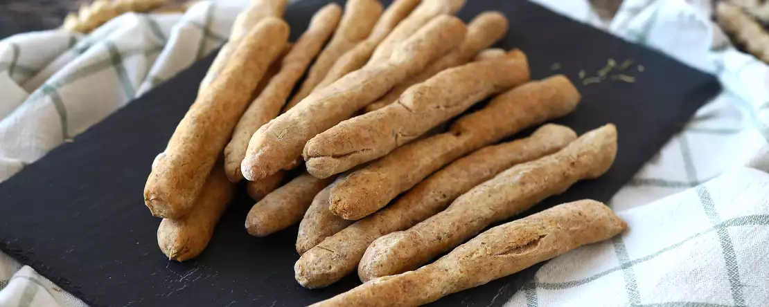Hausgemachte grissini mit kräutern: einfach zuzubereiten und hyperknusprig!