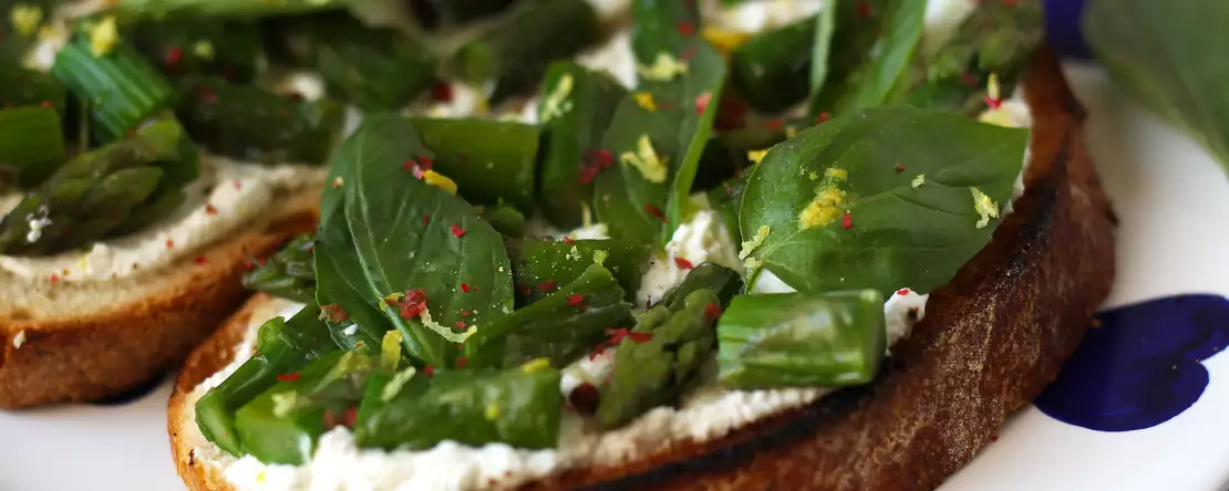 Tartines mit spargel, zitronen-ricotta und basilikum