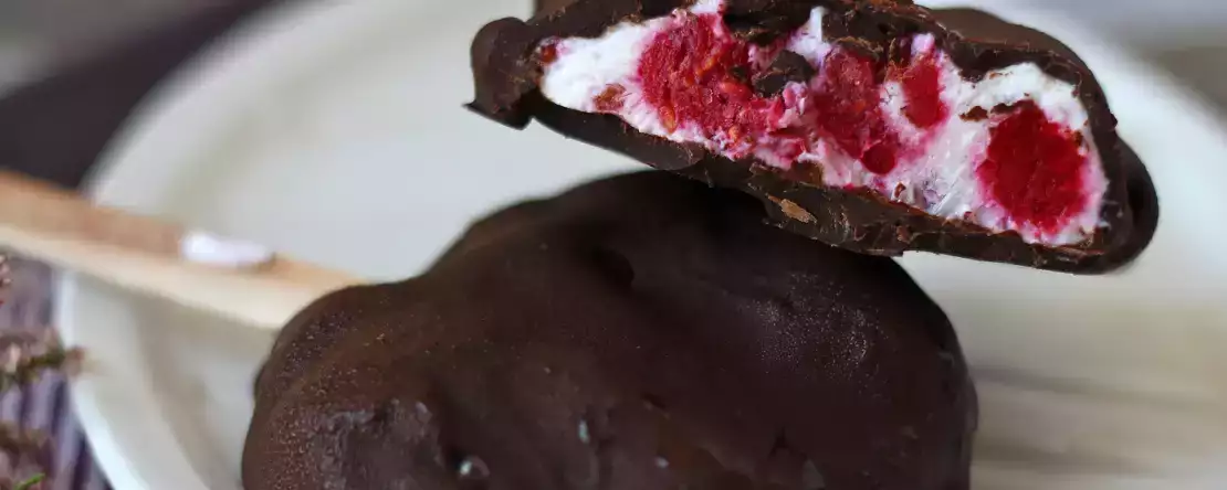 Skyr-, himbeer- und schokoladeneis. der gesunde snack für sonnige tage!