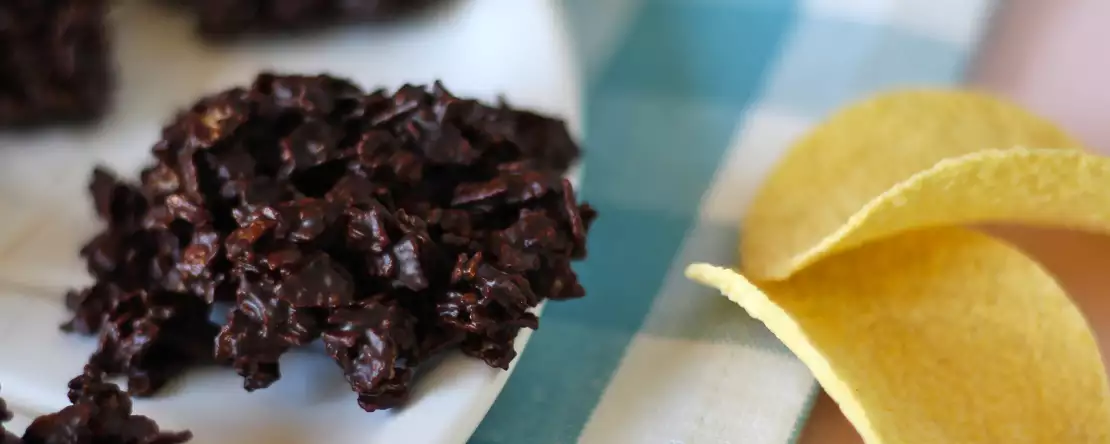 Schokoladenpringles in sandrosen