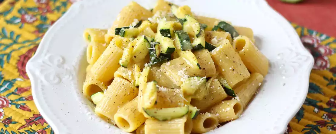 Zucchini-carbonara: das leicht zu machende vegetarische rezept