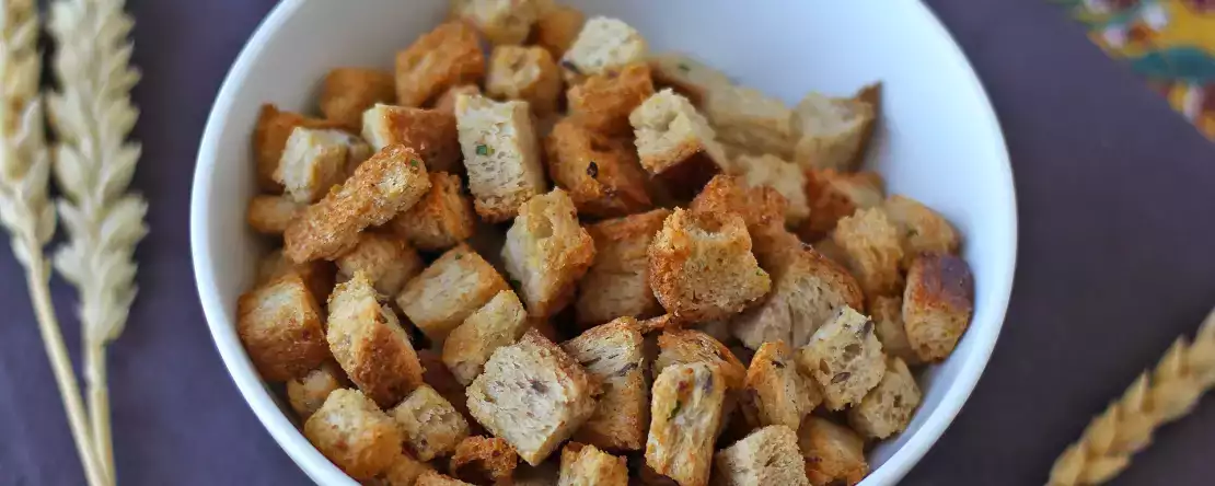 Knusprige kräutercroutons in der heißluftfritteuse (schnell und einfach)