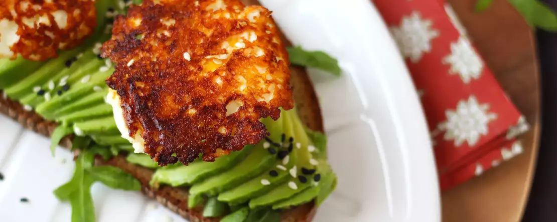 Knusprige feta-eier ( crispy feta eggs ): das ultraeinfache trendrezept