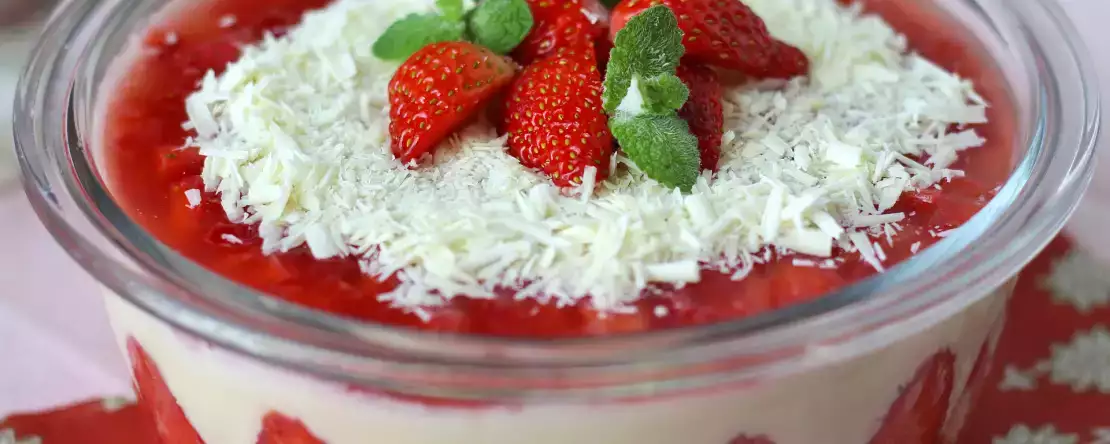 Pavê de morango, die brasilianische nachspeise aus erdbeeren und kondensmilch, die am besten kalt gegessen wird