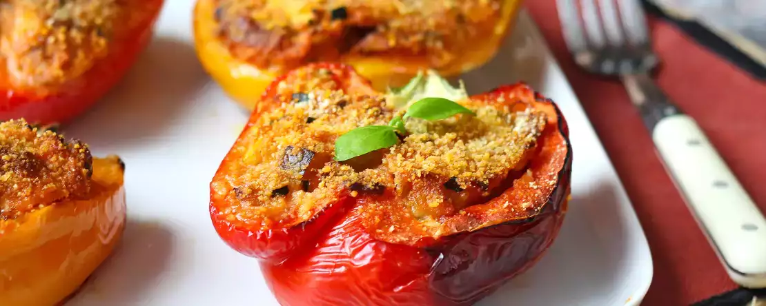 Gebackene vegetarische gefüllte paprika: das einfache und schmackhafte rezept mit gemüse und mozzarella-käse