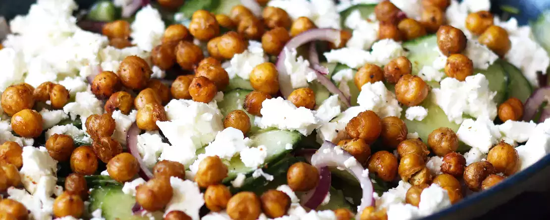 Salat aus gurke, gerösteten kichererbsen, avocado und feta