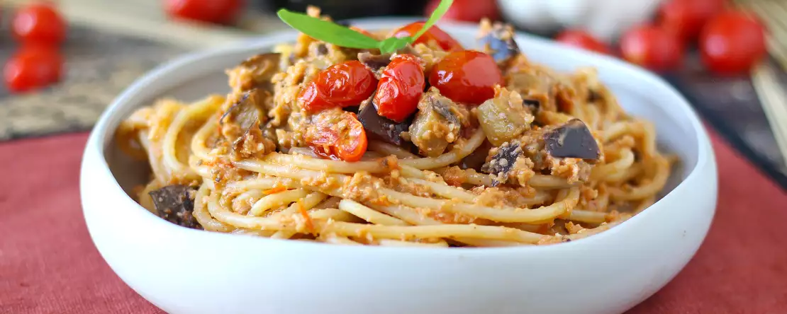 Nudeln mit auberginencreme und kirschtomaten: einfaches und leckeres rezept