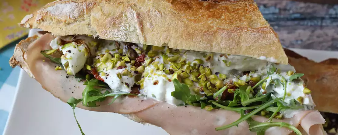 Ultrafeines italienisches sandwich mit mortadella und burrata