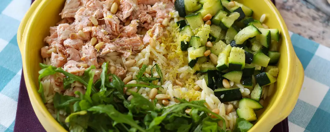 Orzo-nudelsalat mit lachs und zucchini