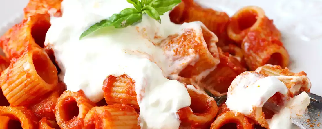 Nudeln mit stracciatella und cremiger tomate: der erste gang ist in 10 minuten fertig
