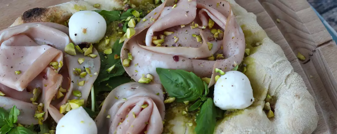 Pinsa mit pesto und mortadella, in 10 minuten zubereitet!