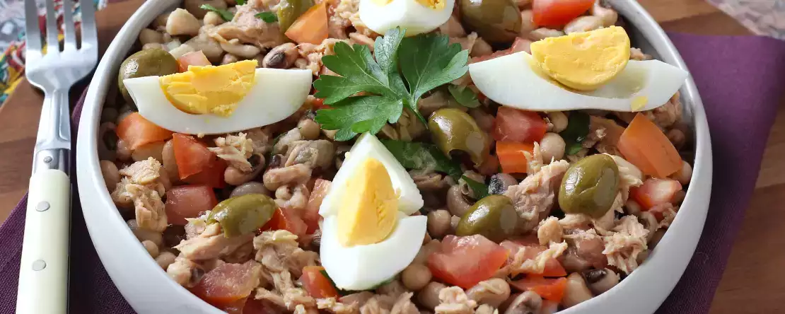 Nivea-salat (hornbohnen) mit thunfisch, eiern und oliven: der portugiesische klassiker!
