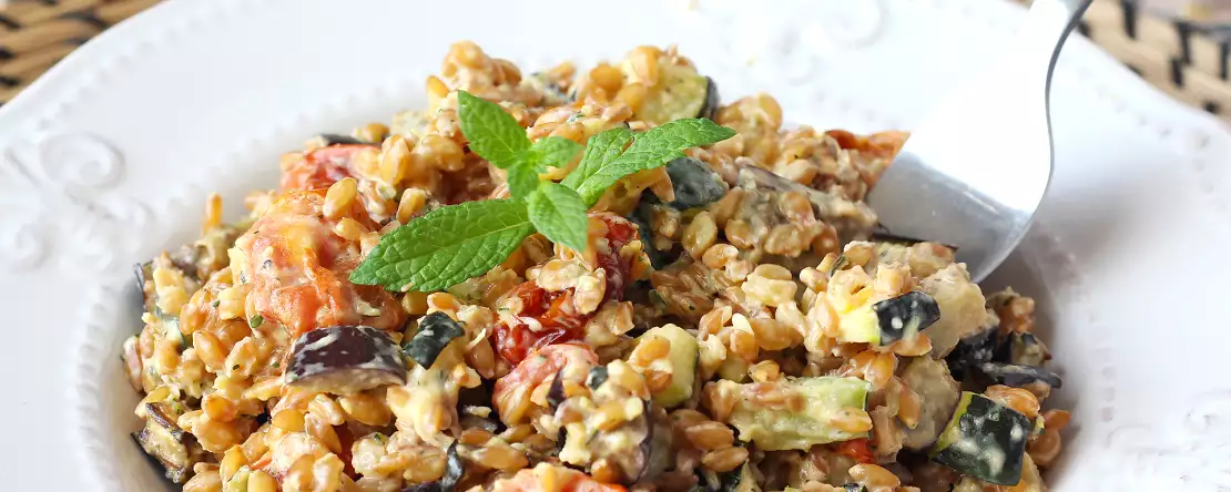 Cremiger dinkelsalat mit zucchini, auberginen und kirschtomaten