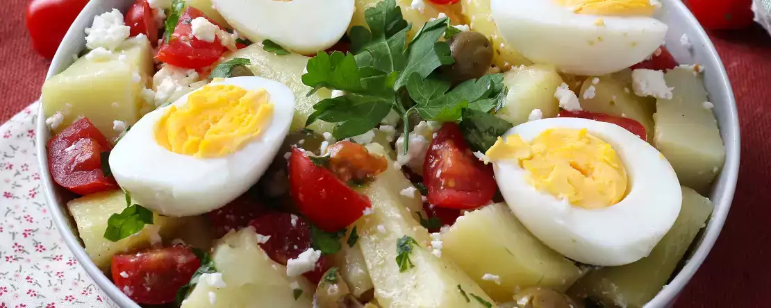 Kartoffelsalat mit feta, ei und kirschtomaten