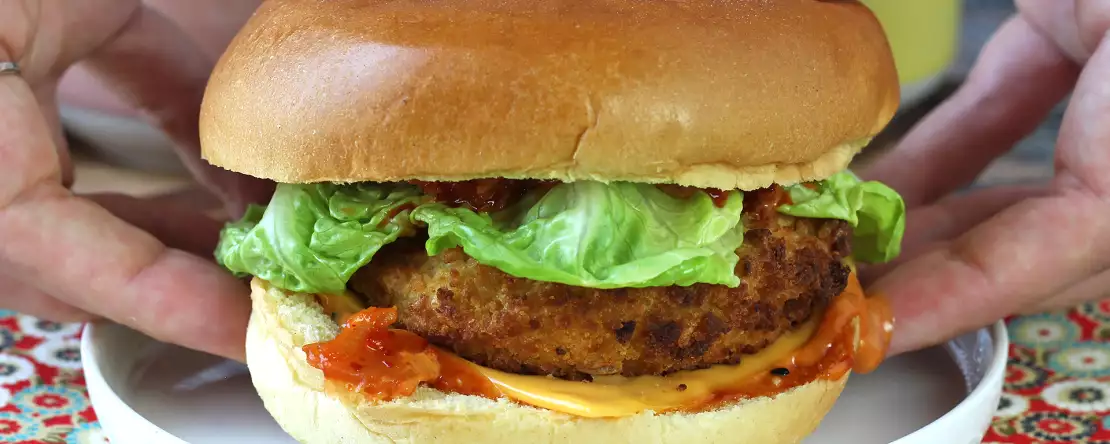 Hähnchen-burger nach koreanischer art: knusprig, würzig und ein absoluter genuss