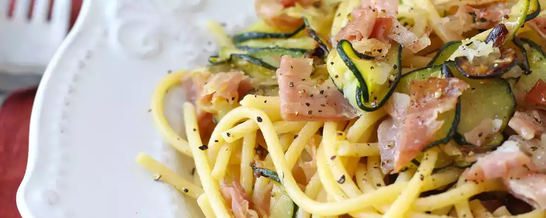 Nudeln mit zucchini und knusprigem speck: ein einfaches rezept für mittag- und abendessen