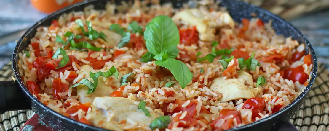 Eintopf mit hähnchen, reis mit tomaten und paprika