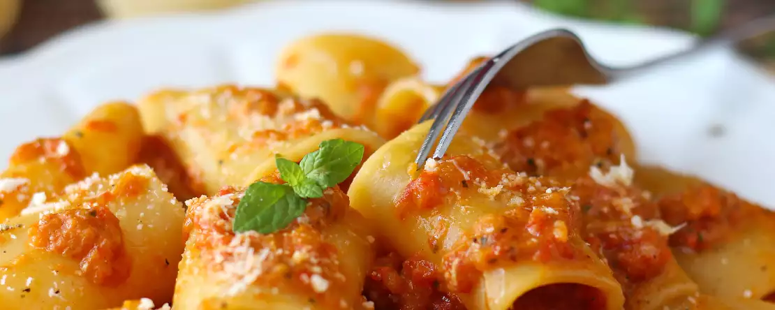 Nudeln mit paprika und minze: cremig und aromatisch