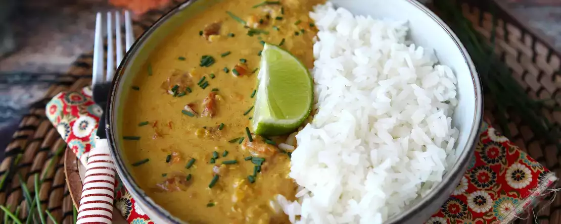 Curry mit roten linsen und kokosmilch: ein einfaches und cremiges rezept