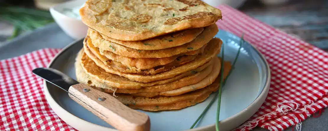 Herzhafte pfannkuchen mit roten linsen: ein einfaches, proteinreiches rezept