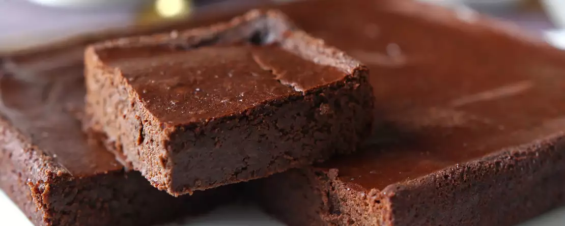Protein-brownie mit schokolade und roten bohnen