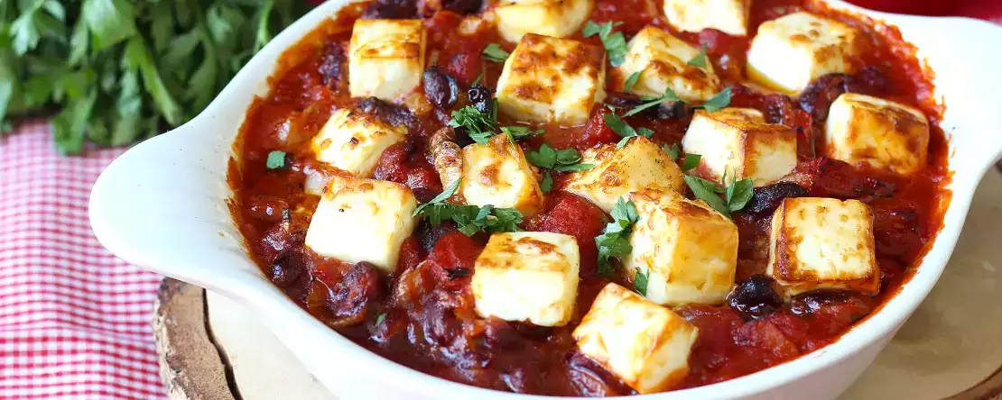 Geschmorte rote bohnen mit tomaten und geröstetem feta