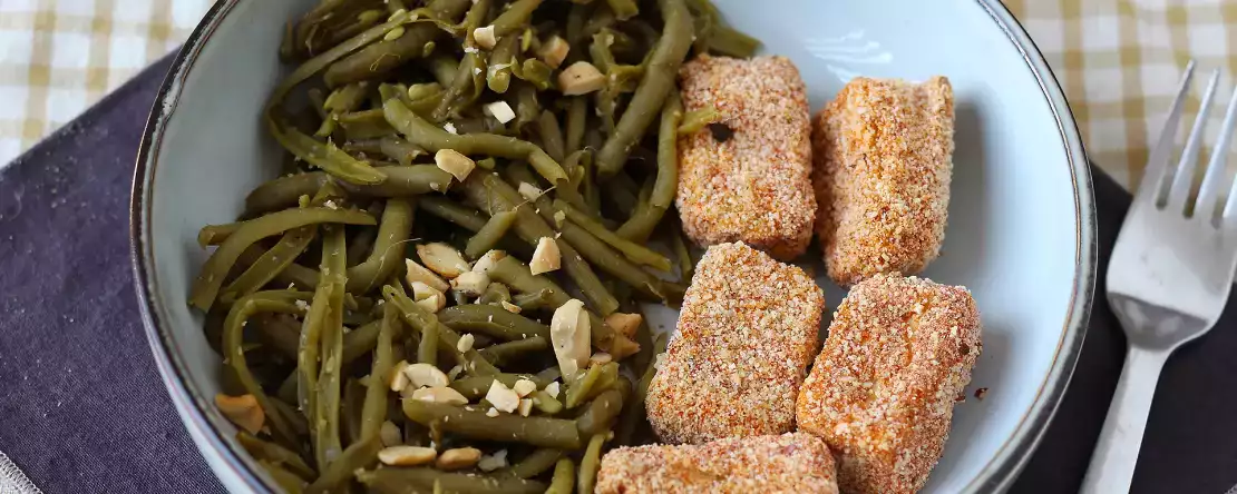 Knusprige tofu-nuggets und grüne bohnen nach thailändischer art aus der heißluftfritteuse