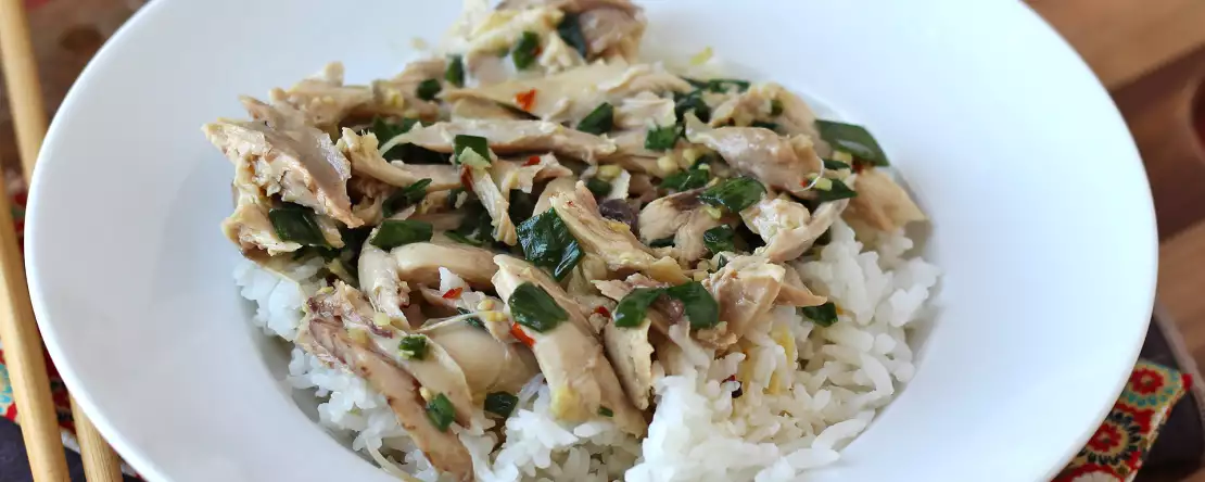 Chinesisches, gedämpftes hähnchen mit ingwer – unglaublich zart und aromatisch