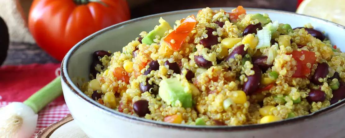 Proteinreicher quinoa-salat mit roten bohnen und mais