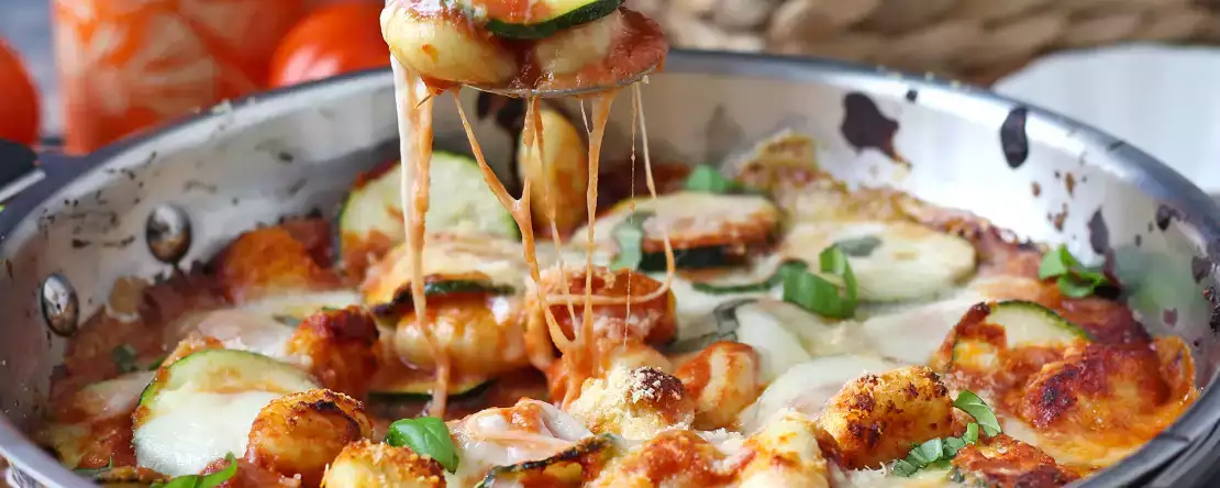 Schnelles rezept für gnocchi-gratin mit zucchini und mozzarella