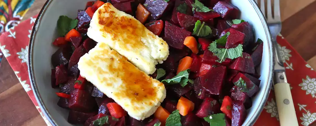 Rote-bete-salat mit gegrilltem halloumi