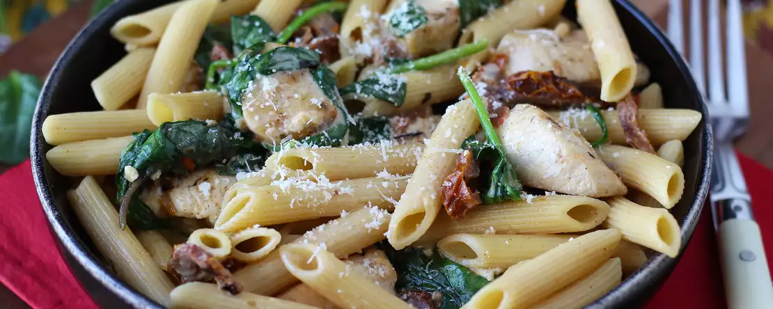 Marry me chicken pasta: cremige nudeln mit hähnchen, getrockneten tomaten und parmesan