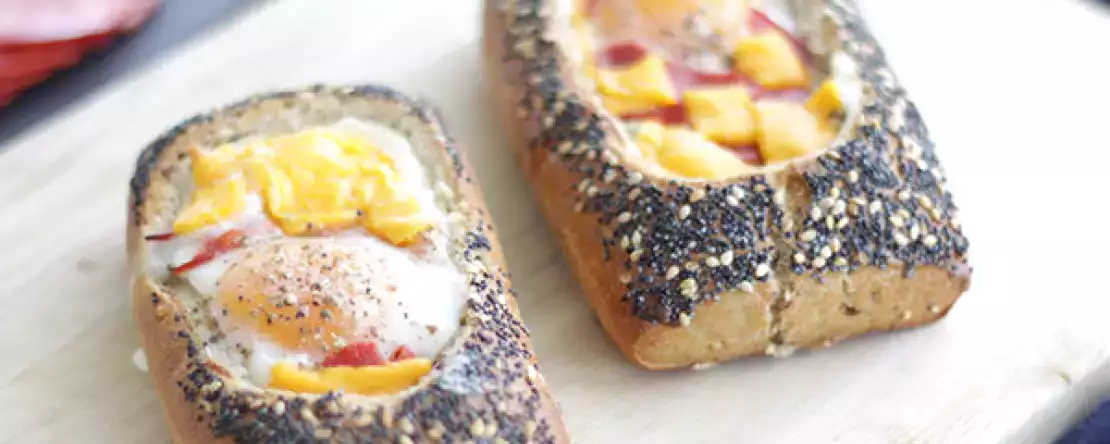 Egg boats mit chorizo und käse