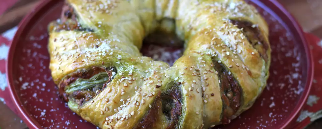 Blätterteigkranz mit pesto, mozzarella und getrockneten tomaten