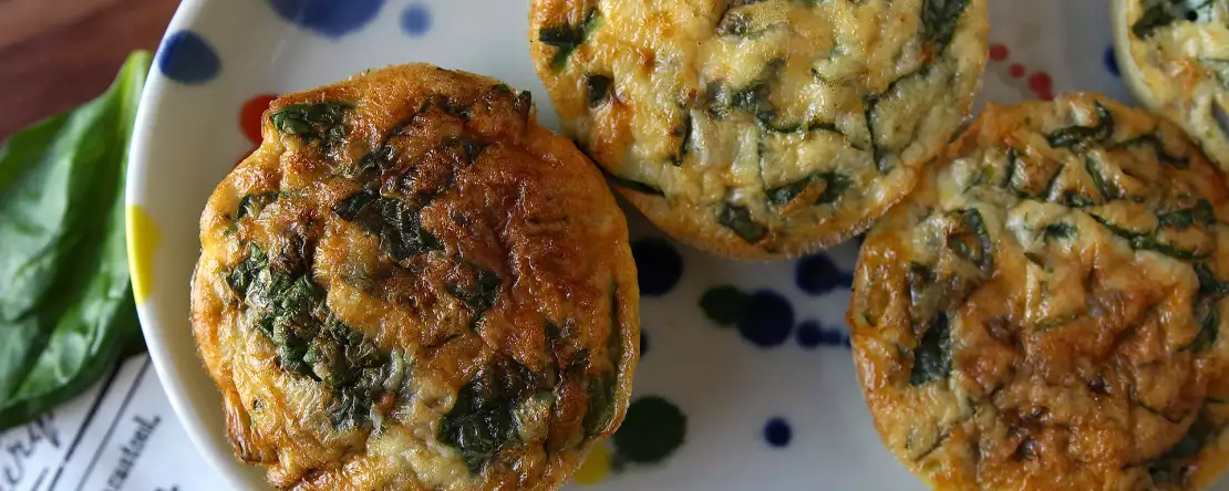 Eierhäppchen mit hüttenkäse aus der heißluftfritteuse: einfache und proteinreiche häppchen