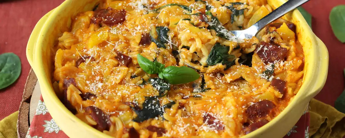 One-pot-orzo mit paprika, chorizo und spinat