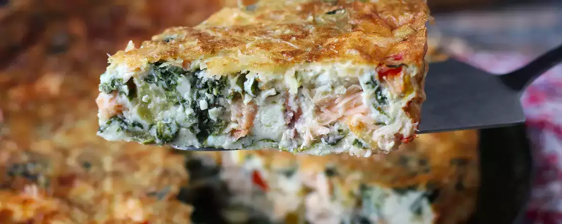 Quiche ohne boden mit lachs, spinat und hüttenkäse