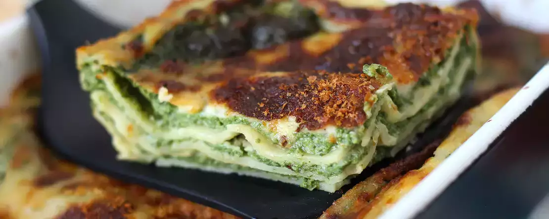 Vegetarische lasagne mit spinat und tofu aus dem airfryer