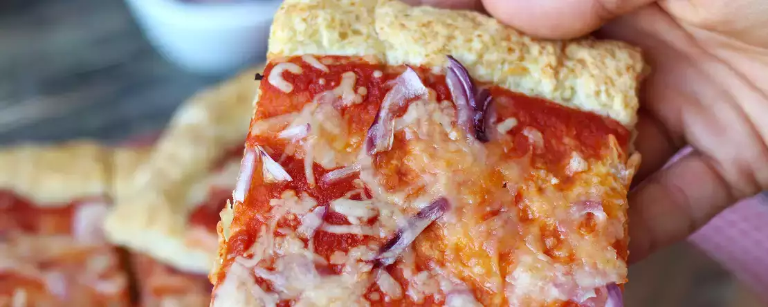 Pizza mit hüttenkäse