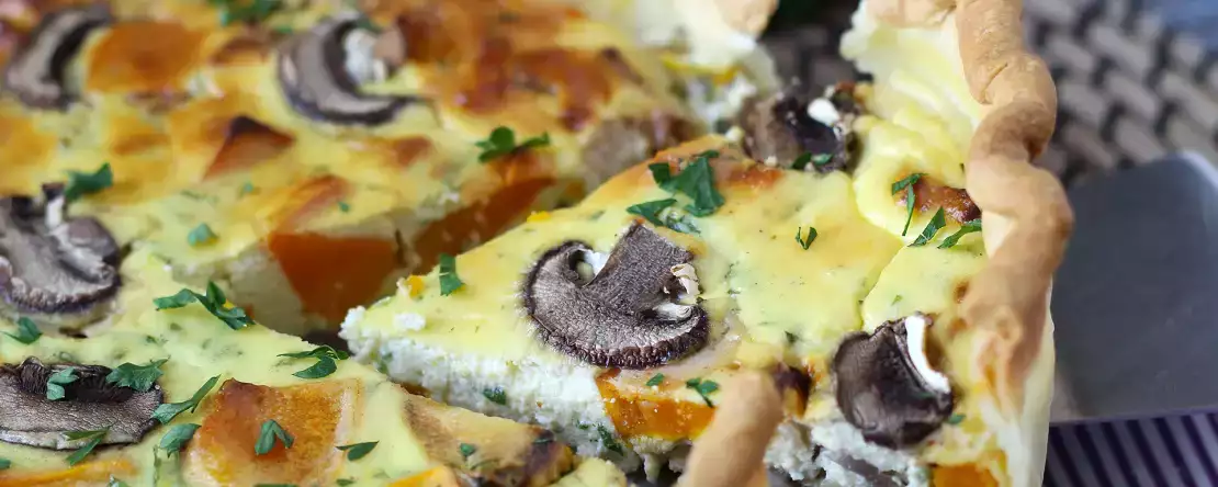 Quiche mit champignons und hokkaido-kürbis