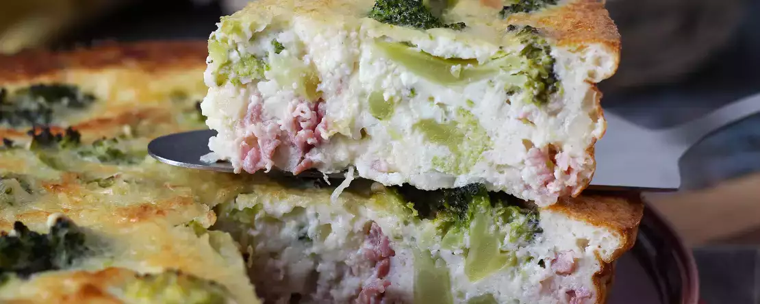 Quiche ohne boden mit brokkoli, pancetta und hüttenkäse
