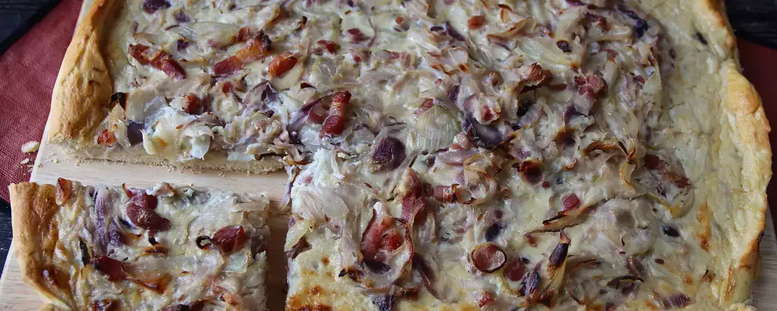 Klassischer zwiebelkuchen mit speck : einfaches deutsches rezept