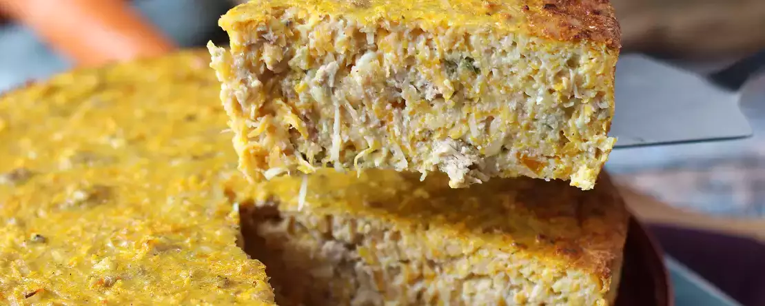 Quiche ohne boden mit thunfisch, möhren und hüttenkäse: einfach und proteinreich